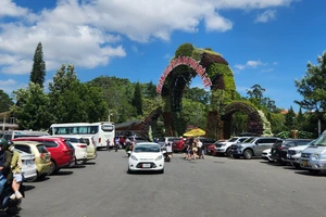 Chủ tịch Lâm Đồng chỉ đạo chấn chỉnh việc đậu xe lấn chiếm lòng đường