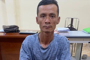 Giật túi xách của nhân viên karaoke