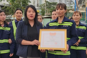 Đà Lạt khen thưởng công nhân vệ sinh môi trường trả lại 4.700 USD cho khách