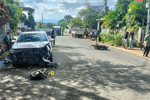 2 cháu bé bị thương khi ô tô tông xe máy