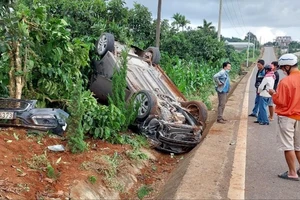 Hai vợ chồng may mắn thoát nạn khi ô tô lật ngược
