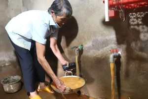Dân kêu trời vì nước sinh hoạt đỏ quạch do khai thác quặng bauxite