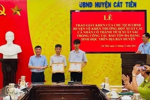 Khen thưởng 2 học sinh giao nộp tê tê