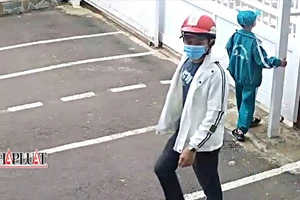 Vào trường học cướp bông tai của học sinh