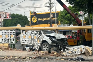 Ô tô tông người chờ đèn đỏ, lao vào tường toà thánh Tây Ninh