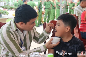 Bữa cơm sum họp gia đình trong Trại giam Xuân Lộc