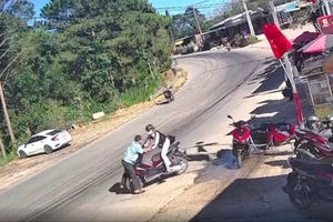 Dắt trộm xe trước mặt chủ nhà