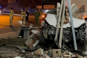 Nữ tài xế tông sập hiên nhà khi chở chồng đi nhậu trở về 