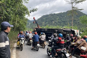 Xe rác tông vào ô tô khách chở người nước ngoài trên đèo Bảo Lộc