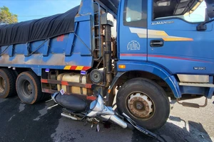 Xe ben chở cát rẽ phải tông xe máy làm 1 phụ nữ bị đứt lìa chân