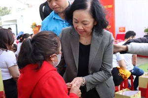 Thường trực Ban Bí thư tặng quà cho người lao động ở huyện Đức Trọng