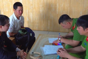 Công an ngăn chặn học sinh tự chế và mua bán pháo nổ