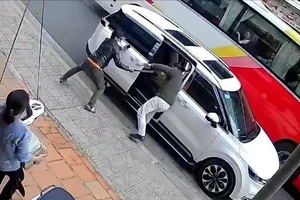 Giúp bạn dằn mặt tình địch, thanh niên xách mã tấu chém người 