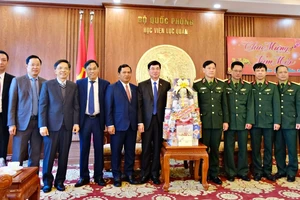 Bí thư TP Đà Lạt Đặng Trí Dũng cùng tỉnh ủy Lâm Đồng chúc tết Học Viện lục quân Đà Lạt