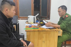 Thanh niên mang súng khi đi giao ma tuý bị công an bắt giữ