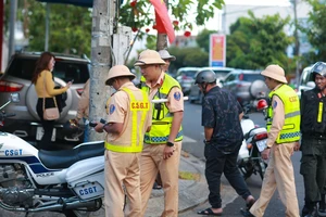 "Nhấp nhấp" ly rượu đầu xuân cũng bị công an phạt nồng độ cồn