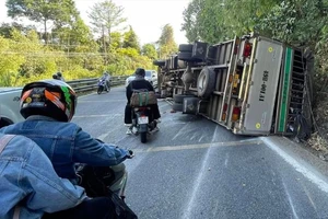 Xe tải chở rau lật trên đèo Bảo Lộc khiến giao thông ùn ứ