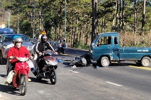 Xe tải quay đầu, gây ra vụ tai nạn đầu tiên trên đèo Prenn sau khi thông xe