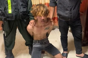 Đã cướp điện thoại còn bắt nạn nhân phải mở điện thoại, đọc mật khẩu