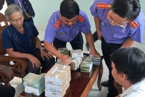 VKS chính thức bồi thường hơn 2,5 tỉ đồng cho người bị bắt oan từ hơn 30 năm trước