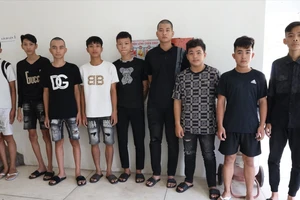 Nhóm thanh niên mang hung khí đi chơi, thấy ai ghét thì chém