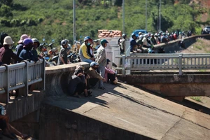 Lâm Đồng: Đã tìm thấy thi thể cháu bé rơi xuống hồ Đông