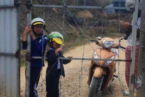 Đường đến trường bị rào chắn, nữ hiệu trưởng kêu cứu