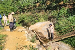 Nổ mìn ở mỏ đá làm sập cầu và chòi canh vườn của người dân