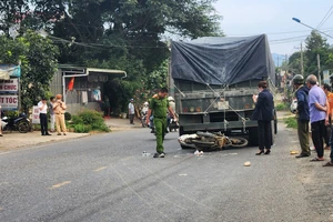 Tông vào xe đầu kéo chạy lùi, 2 mẹ con thương vong