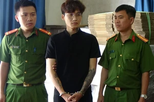 Một thanh niên buôn bán hàng ngàn mũ bảo hiểm giả