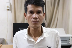 Leo ban công vào nhà dân trộm tiền để đánh bạc