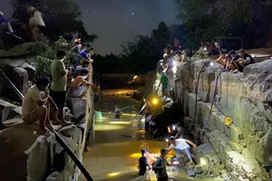 Sông Đạ Huoai cạn trơ đá, hàng chục người soi đèn bắt cá trong đêm