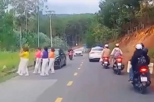 Nhóm phụ nữ nhảy múa giữa đường bị công an mời làm việc