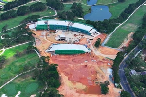 Thu hồi giấy phép xây dựng tầng hầm tòa nhà câu lạc bộ golf trong Đồi Cù