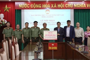 Công an tỉnh Lâm Đồng đóng góp vào quỹ 'Xóa nhà tạm, nhà dột nát'