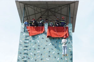 Cảnh sát cho người dân Tây Ninh trải nghiệm chữa cháy, leo thang dây thoát nạn