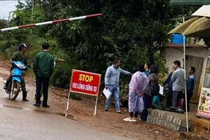 Xã làm barie chặn xe để yêu cầu người dân đóng tiền làm đường