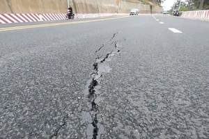 Xuất hiện vết rạn nứt trên đường đèo Prenn