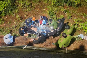 Thanh niên tông vào hộ lan, rơi xuống vực sâu ở đèo Prenn