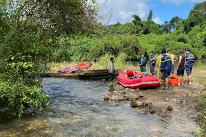 Trắng đêm tìm kiếm 2 bé gái đuối nước dưới sông Krông Nô