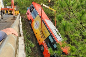 Xe khách lao xuống cầu Đa Sa, hơn chục khách hoảng loạn