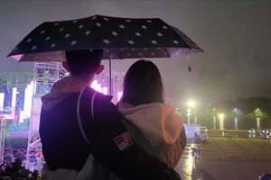 Hàng ngàn du khách đội mưa xem 'Hoà nhịp sắc màu' ở Quảng trường Lâm Viên