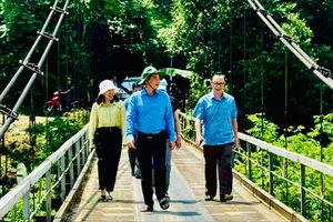 Qua cầu sắt rung lắc, Quyền Bí thư Lâm Đồng phát động xây cầu cho người dân Hà Giang