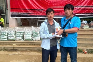 Trưởng thôn Kho Vàng được tặng điện thoại