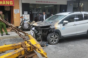 Taxi đang đậu ở TP Đà Lạt thì bốc cháy trong đêm