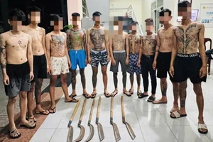 Mang cả chục cây rựa, mã tấu đến sân vận động thanh toán nhau 