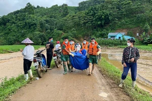 Các lực lượng cứu hộ rút khỏi thôn Làng Nủ