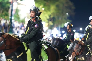 Hàng chục ngàn người xem biểu diễn quân nhạc và kỵ binh ở Hồ Xuân Hương