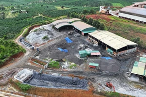 Người dân đứng ngồi không yên vì lo ô nhiễm từ kho xỉ than cạnh nhà máy Alumin