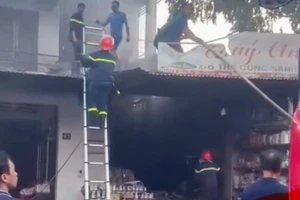 2 người trong vụ cháy tiệm bán đồ thờ cúng được cứu
